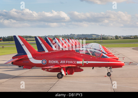 La RAF Red Arrow Hawk T1a est aligné sur la piste devant un écran. Banque D'Images