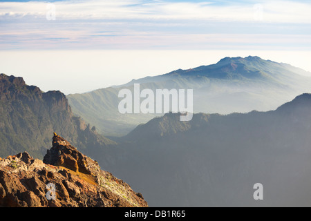 Misty vue de la Caldera de Taburiente à La Palma, Espagne, vu de Roque de los Muchachos. Banque D'Images