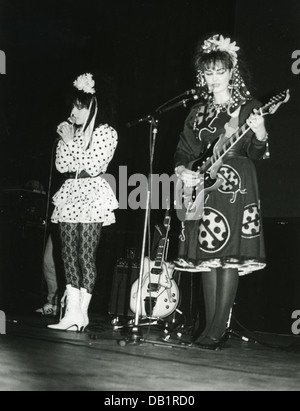 STRAWBERRY SWITCHBLADE punk écossais girl duo en 1985 avec Rose McDowall à gauche et Jill Bryson Banque D'Images