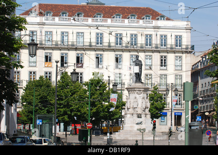 Praca Luis de Camoes square dans le quartier du Chiado, dans le centre de Lisbonne, Portugal, Europe Banque D'Images