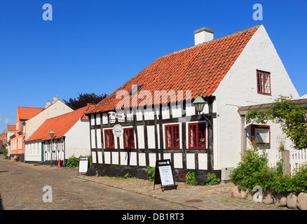 17e siècle Den Skaeve Kro Inn (de travers) restaurant et bar dans le bâtiment à colombages de la rue pavée en Ebeltoft Jutland au Danemark Banque D'Images