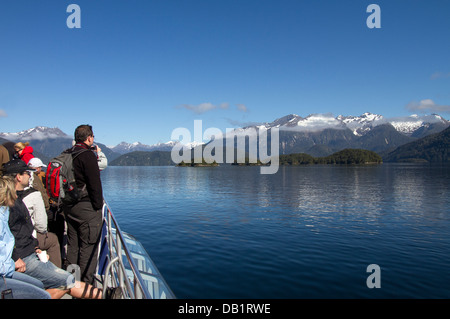 Les touristes sur un bateau de croisière sur le fjord de Doubtful Sound, Fiordland National Park, South Island, New Zealand Banque D'Images