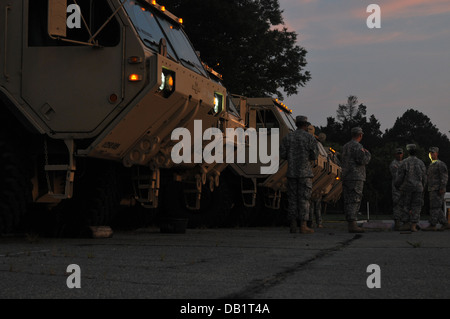 Soldats avec 126e compagnie de transport, 189e Bataillon de soutien au maintien en puissance de combat, se préparer à quitter Fort Lee pour Fort Bragg au cours d'une mission d'appui du 17 juillet. Banque D'Images