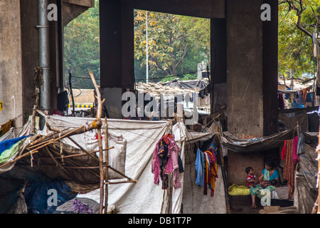 La mère et le jeune enfant dans la tente des taudis, à New Delhi, Inde Banque D'Images