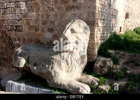 Porté à la température d'un lion statue en pierre au pied des murs vénitiens et des fortifications médiévales à Famagouste, Chypre du Nord Banque D'Images