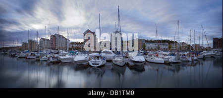 Vue panoramique de la voile des bateaux amarrés dans la marina de Portishead au crépuscule. Banque D'Images