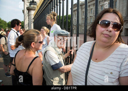 Londres, Royaume-Uni. Lundi 22 juillet 2013. Les touristes à l'extérieur de Buckingham Palace en attente de news sur la journée que Kate Middleton duchesse de Cambridge a été prise à l'hôpital après être passé en travail. © Michael Kemp/Alamy Live News Banque D'Images