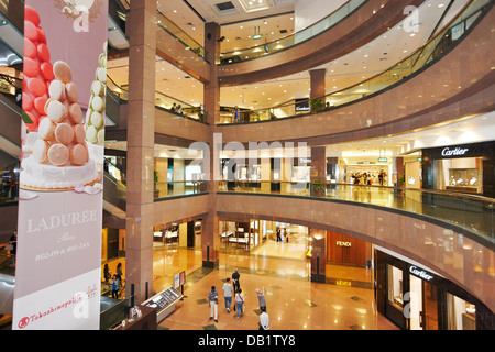 Intérieur de Ngee Ann City Shopping Mall, Orchard Road, à Singapour. Banque D'Images