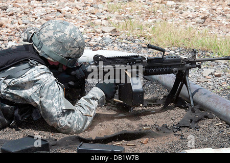 La CPS. Stephen Richey une mitrailleuse M249 au cours de formation de familiarisation à Fort Chaffee, Ark., 17 juillet. Richey, de Claysville, Pa., est un journaliste de radiotélévision à la 354e Détachement des affaires publiques Mobile, une unité de réserve de l'armée américaine basé en Coraopol Banque D'Images