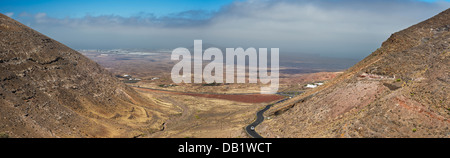 Panorama depuis le Mirador de San Jorge, montagnes Ajaches, sur la plaine de Rubicon vers la ville de Playa Blanca, Lanzarote Banque D'Images