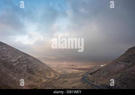 Matin brumeux vue depuis le Mirador de San Jorge, montagnes Ajaches, sur la plaine de Rubicon vers la ville de Playa Blanca, Lanzarote Banque D'Images