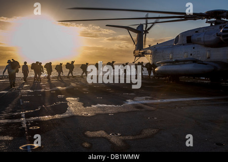 USS BONHOMME RICHARD, en mer - Marines et les marins à la société E. bataillon, 2e Bataillon, l'équipe d'atterrissage 4ème Marines, 31e mari Banque D'Images