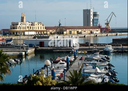 Marina et tour de contrôle du port de Ceuta en arrière-plan. Ceuta . L'Afrique du Nord. Banque D'Images