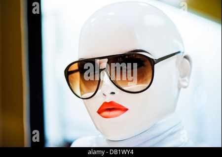 Portrait of Girl mannequin portant des lunettes de soleil. Banque D'Images