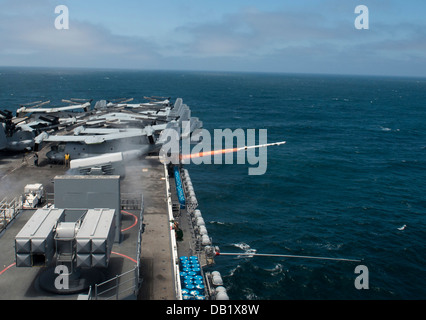 Un missile RIM-116 Rolling Airframe (RAM) est lancé à partir de l'assaut amphibie USS Boxer (DG 4) lors d'un tir de missile Banque D'Images