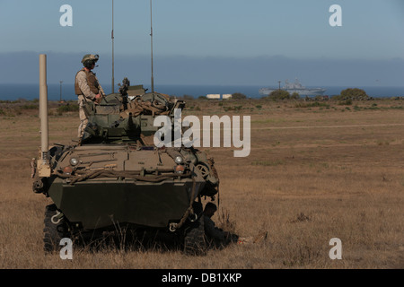 Un blindé léger avec Marine, Compagnie de reconnaissance Battalion Landing Team 1/4, 13e Marine Expeditionary Unit, effectue des commun Banque D'Images