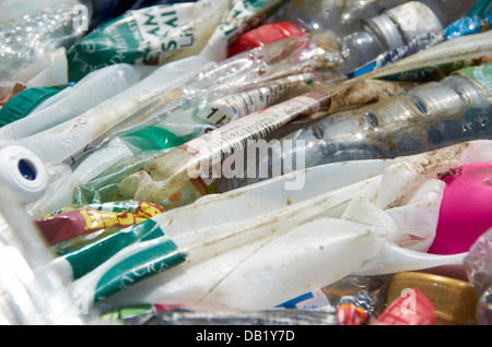 Écraser les bouteilles en plastique. Banque D'Images