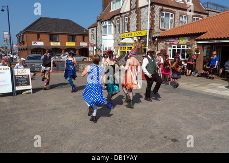 Ouse lave Molly molly contemporain morris dancers au 20e Festival de pot, Sheringham, 2013. Banque D'Images