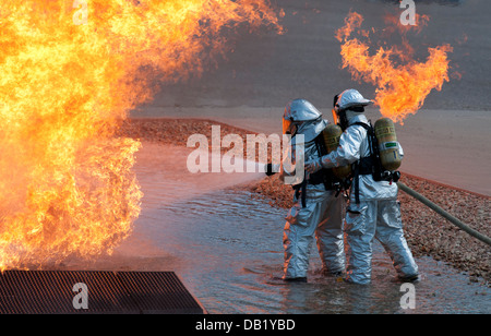 La Garde nationale aérienne du Mississippi deux travaux d'éteindre un incendie à Volk Field la préparation au combat au Centre à Camp Douglas, Wisconsin, le 18 juillet 2013, lors de l'exercice Patriot 13. La Patriot l'exercice est un scénario d'opérations nationales pour évaluer la gu Banque D'Images