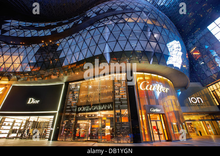 Fenêtres d'ION Orchard shopping mall est éclairée la nuit. Orchard Road, à Singapour. Banque D'Images