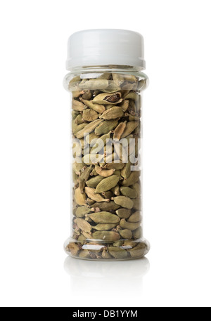 Cardamome dans un bocal de verre isolé sur blanc Banque D'Images