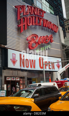 Italien Buca di Beppo restaurant décontracté et Planet Hollywood thème restaurant à Times Square Banque D'Images