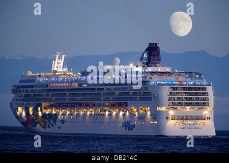 Bateau de croisière Norwegian Jewel quitter le port sous trois quart de lune-Victoria, Colombie-Britannique, Canada. Composite Note-Digital Banque D'Images