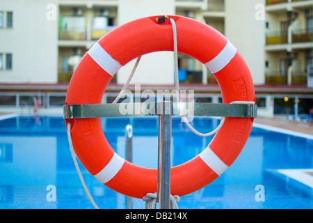 Life preserver (baignade surveillée, bouée) près de la piscine sur un support placé Banque D'Images