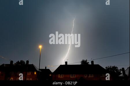 Nottingham, Royaume-Uni. 22 juillet, 2013. Au cours de la discussion les tempêtes comme East Midlands la canicule arrive à sa fin La foudre illumine le ciel au-dessus de Nottingham, au Royaume-Uni. Credit : Craig Yates/Alamy Live News Banque D'Images