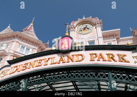 Signe au-dessus de l'entrée du Parc Disneyland, Disneyland Paris, Marne-la-Vallée, près de Paris, France. Banque D'Images