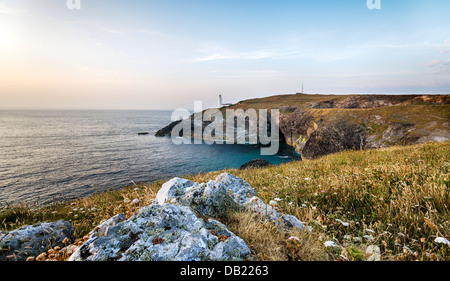 Le phare de Trevose Head sur la rude côte nord de Cornwall. Banque D'Images