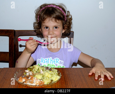 4 ans petite fille manger un dîner Banque D'Images