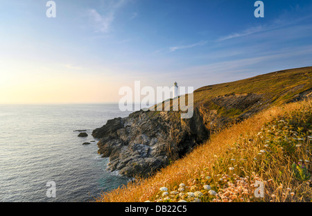 Le phare de Trevose Head sur la rude côte nord de Cornwall. Banque D'Images