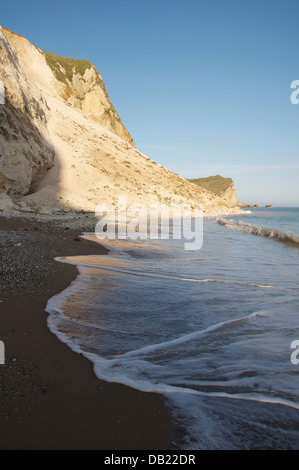 Un immense éboulis de débris d'un glissement de terrain qui s'est produite lors de la falaise s'est effondrée à st oswald's Bay le 30 avril 2013. La Côte Jurassique, Dorset, UK. Banque D'Images