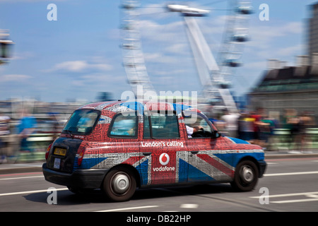 London Taxi traversant le pont de Westminster, Londres, Angleterre Banque D'Images