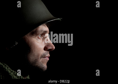 Portrait de profil d'un soldat américain WW2 affolé sur un fond noir. Banque D'Images