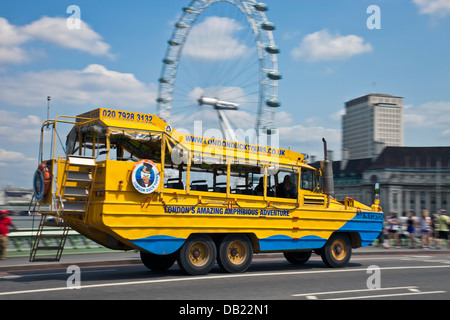 London Duck Tours Tour Bus traversant le pont de Westminster, Londres, Angleterre Banque D'Images