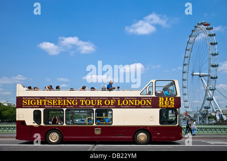 London Tour Bus traversant le pont de Westminster, Londres, Angleterre Banque D'Images