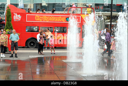 Fontaine de l'eau installation à Dundas Square, le 12 juillet 2013 à Toronto, Canada Banque D'Images