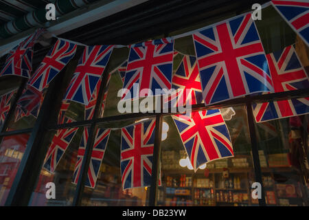 New York City, USA. 22 juillet, 2013. Restaurant britannique thé et sympathie se joint à d'autres magasins à thème britannique sur Greenwich Avenue à New York, connu familièrement comme 'Little Britain', toutes pavoisées aux Union Jack pour célébrer la naissance du Prince William et Kate, en tant que garçon encore sans nom. L'enfant est troisième dans la ligne de succession au trône britannique. Crédit : Richard B. Levine/Alamy Live News Banque D'Images