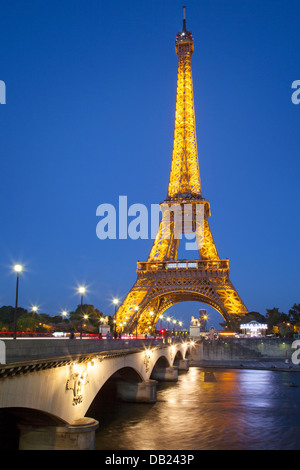 Crépuscule à la Tour Eiffel, Paris, France Banque D'Images