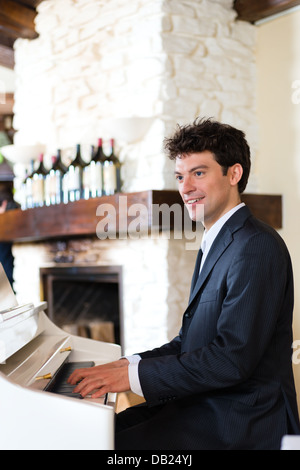 Sur un piano pianiste crée une belle ambiance musicale dans un restaurant Banque D'Images