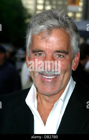 22 juillet 2013 - DOSSIER - L'acteur Dennis Farina, un officier de police de Chicago qui a joué un détective sur NBC's Law & Order, est décédé à 69 ans. Selon son publiciste, Farina est décédé lundi matin à Scottsdale, Arizona, un hôpital après avoir subi un caillot de sang au poumon. Sur la photo : le 16 mai 2004 - New York, New York, États-Unis - Dennis Farina arrivant à Midtown. (Crédit Image : © Rick Mackler/Photos/ZUMAPRESS.com) Globe Banque D'Images