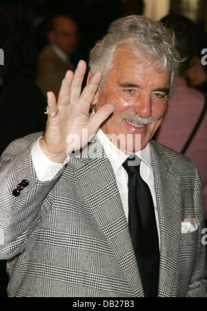 22 juillet 2013 - DOSSIER - L'acteur Dennis Farina, un officier de police de Chicago qui a joué un détective sur NBC's Law & Order, est décédé à 69 ans. Selon son publiciste, Farina est décédé lundi matin à Scottsdale, Arizona, un hôpital après avoir subi un caillot de sang au poumon. Sur la photo : Oct 16, 2008 - New York, New York, États-Unis - l'acteur Dennis Farina arrive à la soirée d'ouverture de la pièce de Broadway 'All My Sons' tenue à l'Gerald Schoenfeld Theatre. (Crédit Image : © Nancy/Kaszerman ZUMA Press) Banque D'Images