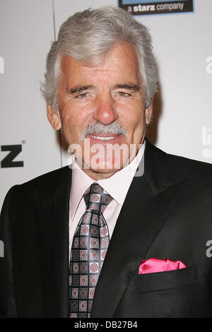 22 juillet 2013 - DOSSIER - L'acteur Dennis Farina, un officier de police de Chicago qui a joué un détective sur NBC's Law & Order, est décédé à 69 ans. Selon son publiciste, Farina est décédé lundi matin à Scottsdale, Arizona, un hôpital après avoir subi un caillot de sang au poumon. Sur la photo : Mar 05 2008 - Hollywood, Californie, États-Unis acteur Dennis Farina- pendant les arrivées à la Los Angeles premiere de la grande tenue au Cinerama Dome. (Crédit Image : © Jérôme Ware/ZUMA Press) Banque D'Images