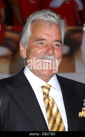 22 juillet 2013 - DOSSIER - L'acteur Dennis Farina, un officier de police de Chicago qui a joué un détective sur NBC's Law & Order, est décédé à 69 ans. Selon son publiciste, Farina est décédé lundi matin à Scottsdale, Arizona, un hôpital après avoir subi un caillot de sang au poumon. Sur la photo : le 1 mai 2008 - Hollywood, Californie, États-Unis - Dennis Farina à la première de ''Ce qui se passe à Vegas'' Westwood.(Image Crédit : © Phil Roach/Photos/ZUMAPRESS.com) Globe Banque D'Images