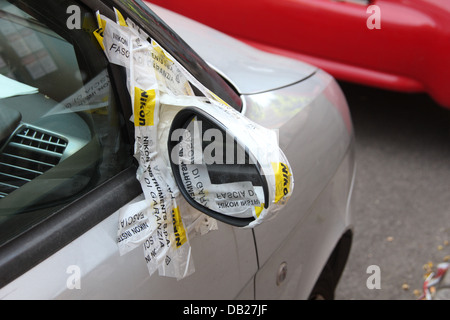 Ruban adhésif nikon utilisé pour la réparation de voiture cassée wing mirror en italie Banque D'Images