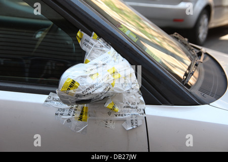 Ruban adhésif nikon utilisé pour la réparation de voiture cassée wing mirror en italie Banque D'Images