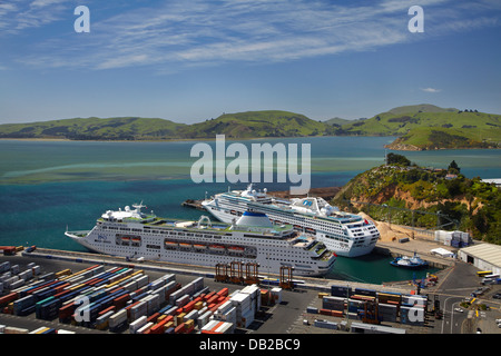 Les navires de croisière, des conteneurs et d'Otago Harbour, Port Chalmers, Dunedin, Otago, île du Sud, Nouvelle-Zélande Banque D'Images