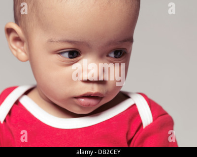 Closeup portrait of a cute little baby girl noir. Enfant de neuf mois. Banque D'Images